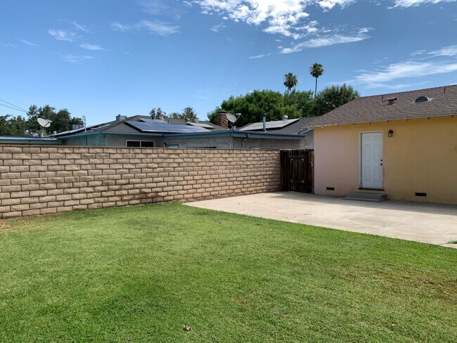 Building Photo - Super Cute 3 Bedroom Home For Rent in Oildale - $1695 Rent Available mid June