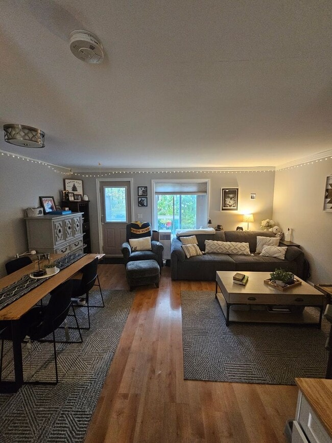 Building Photo - Spacious Portland 3BD/1.5BA Townhouse w/Deck