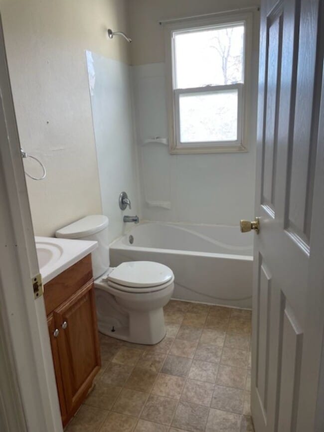 Building Photo - 2 Bedroom Duplex!