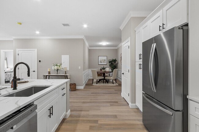 Building Photo - Elmwood