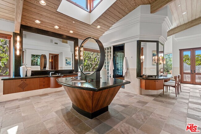 Building Photo - 1160 Shadow Hill Way