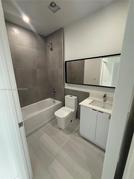 Building Photo - 1091 E 17th St