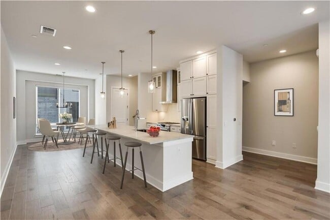 Building Photo - 3905 Vantage Dr