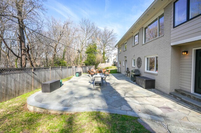 Building Photo - 5128 Linnean Terrace NW