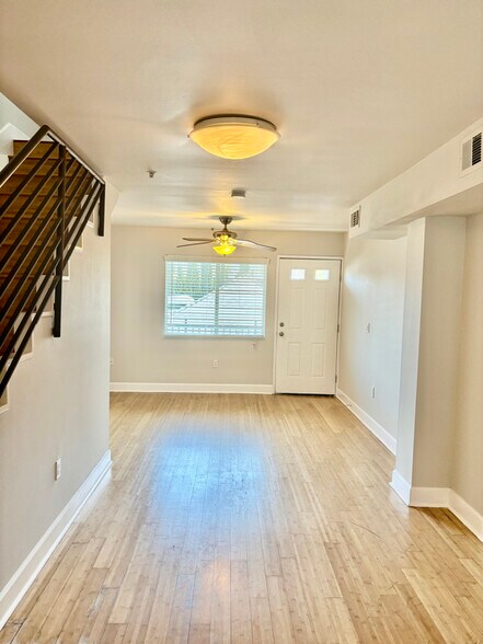 Building Photo - 6033 Eleanor Ave
