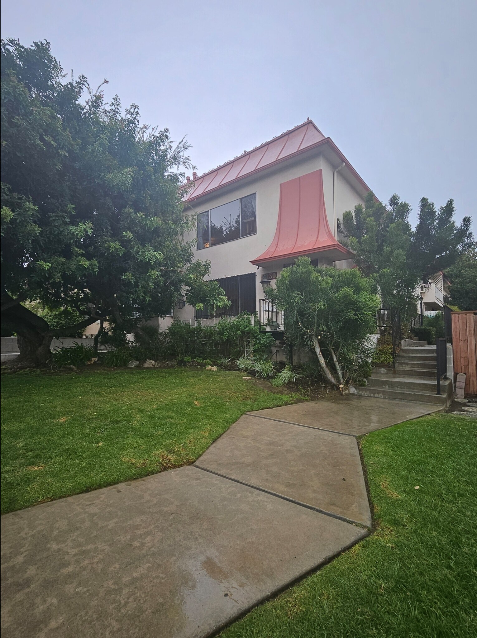 Building Photo - 2130 N Beachwood Dr