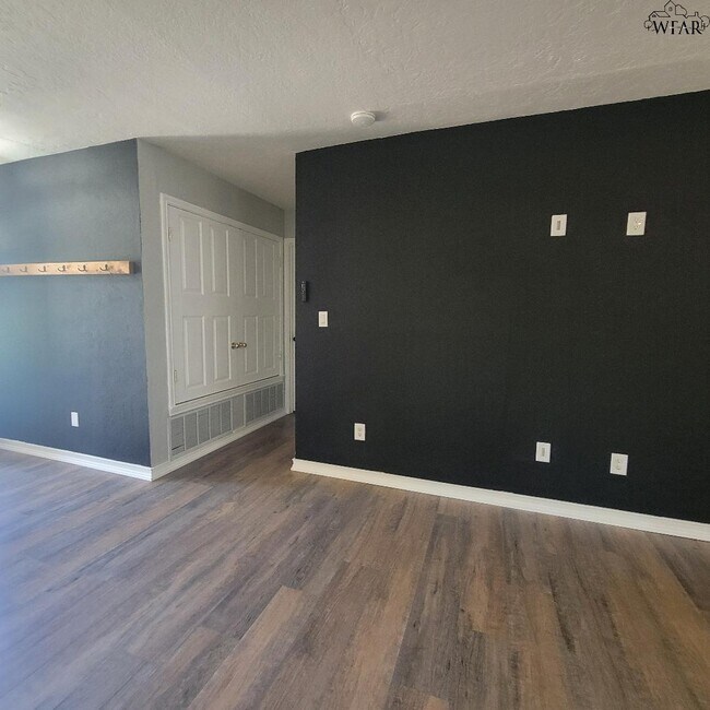 Building Photo - 4444 Phillips Dr