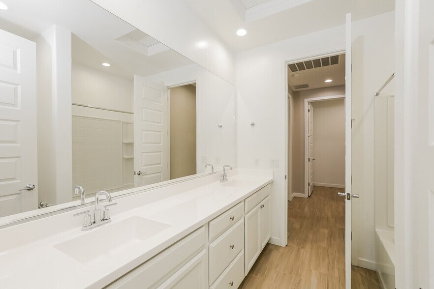 Building Photo - 1219 E Glass Ln