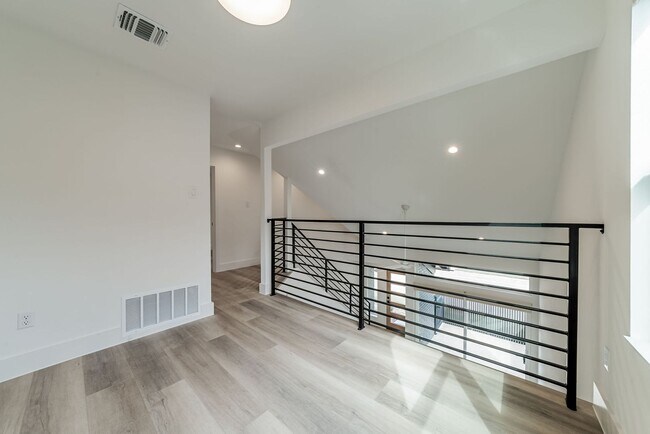 Building Photo - Stunning 2 bed / 2 bath condo in North Austin