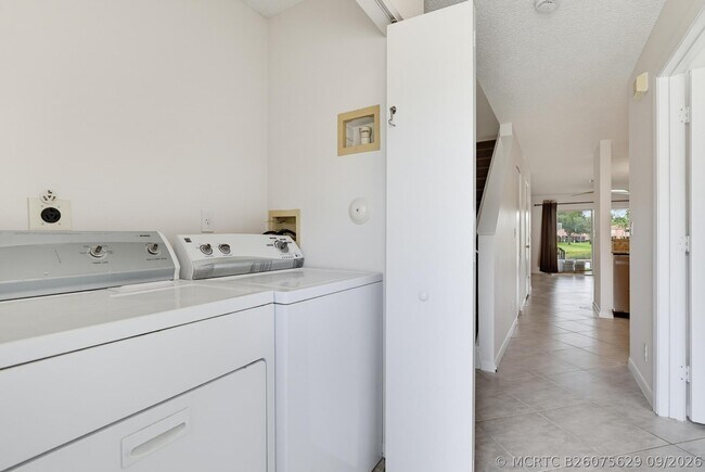 Building Photo - 9767 Kamena Cir