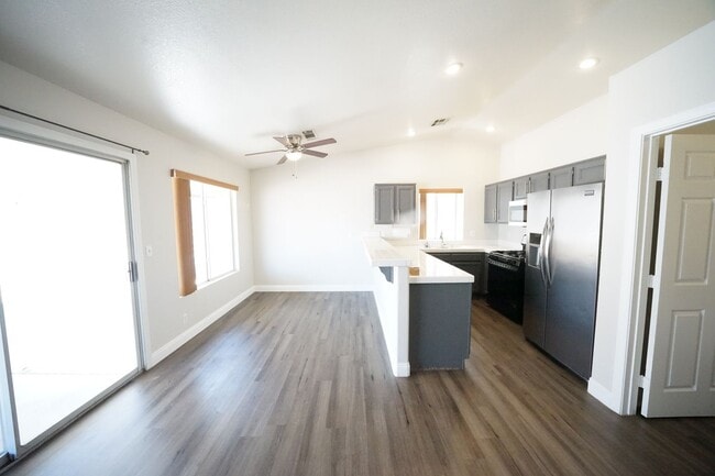 Building Photo - Showings Available NOW