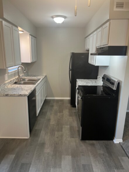 Building Photo - 615 S Mt Carmel St