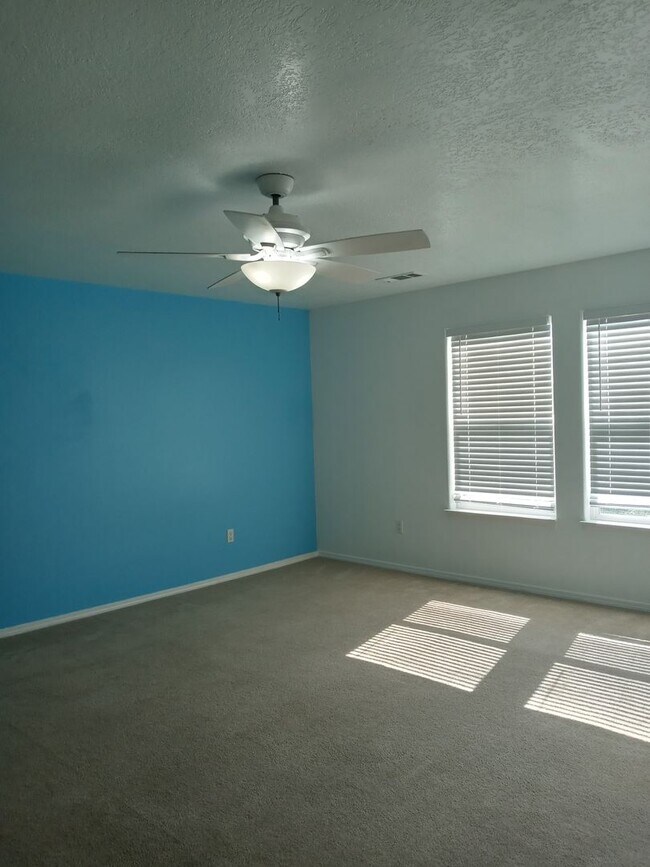 Building Photo - Easy Commute to Los Alamos or Santa Fe