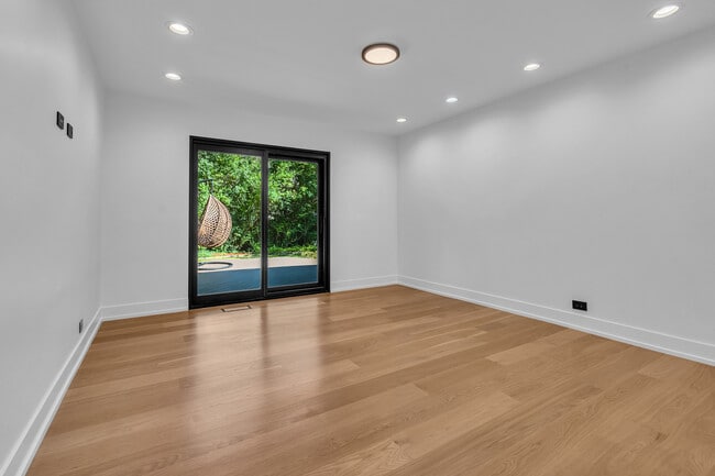 Building Photo - 623 Echo Ln