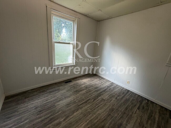 Building Photo - 1112-B Gilbert-