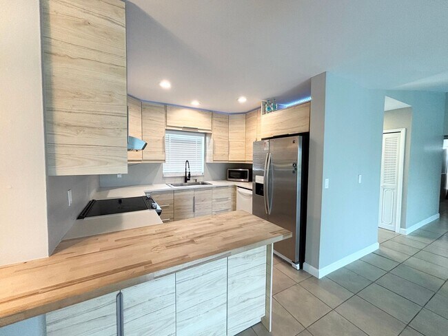 Building Photo - Newly Remodeled 3/2 with Pool