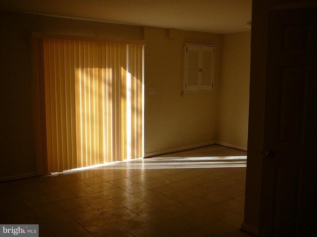 Building Photo - 39 Wayside Ct