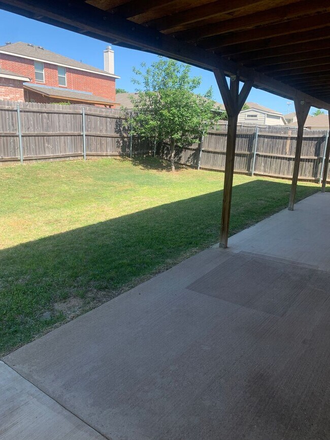Building Photo - Charming 3BD/2BA with fireplace