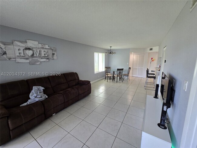 Building Photo - 1001 Coral Club Dr