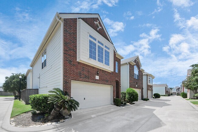 Building Photo - 1727 Aden Dr