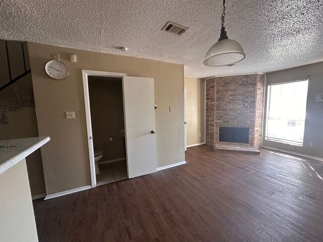 Building Photo - Spacious 2 story townhouse with fenced yard!
