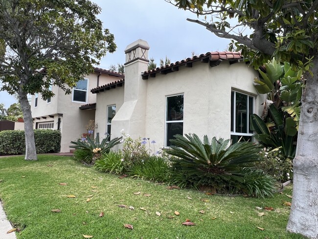 Building Photo - 1650 S Crest Dr