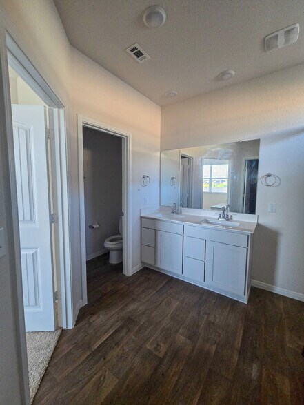 Building Photo - Room in House on Brody Ln