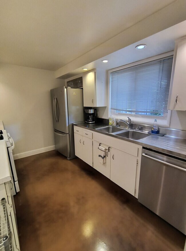 Building Photo - SHORT TERM RENTAL! Fully Furnished and Mov...