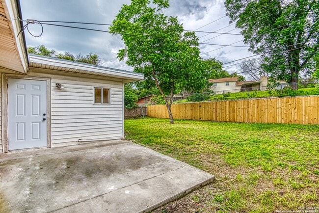 Building Photo - 211 Green Meadow Blvd