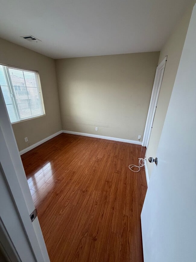 Building Photo - BEAUTIFUL 3 BEDROOM 2.5 BATH