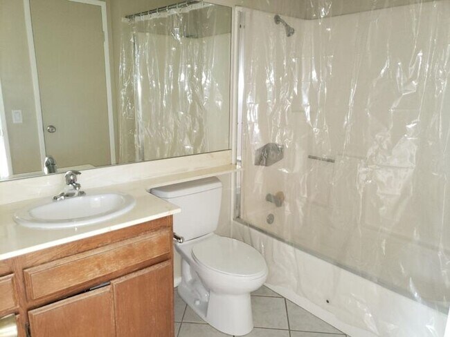 Building Photo - Great Townhome in a Quiet Community