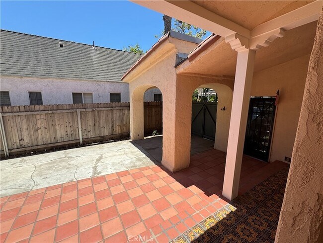 Building Photo - 144 S La Peer Dr