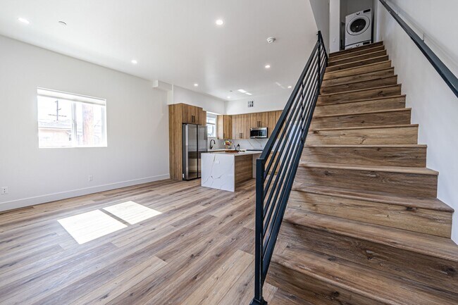 Building Photo - 4445 1/2 Auckland Ave