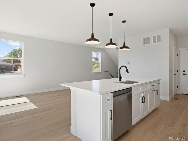 Building Photo - Brand New 4BD, 4BA Half-Duplex in Villa Park