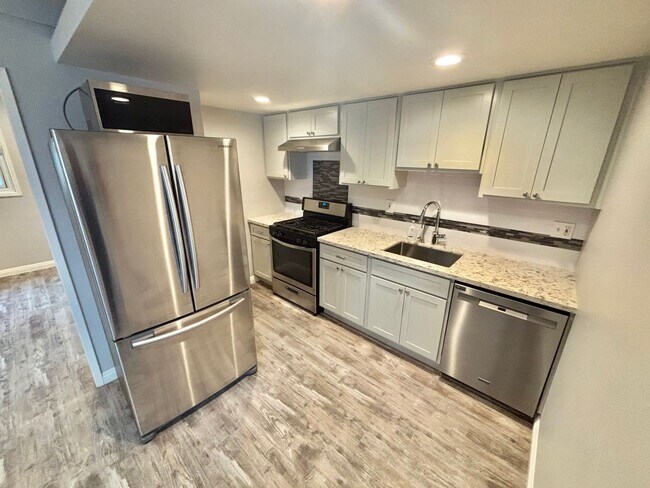 Building Photo - Renovated 1 Bedroom, Walk to Beach, W/D