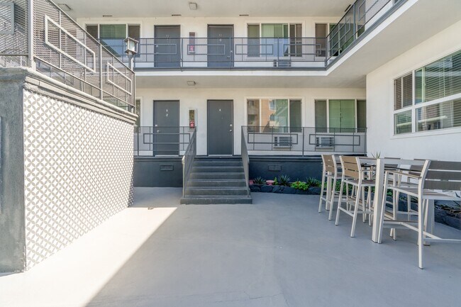 Building Photo - 3850 W 7th St