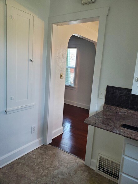 Building Photo - 806 Tieton Dr