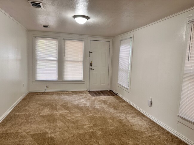 Building Photo - April 1st!! 2 Bedroom Home Close to Historic District