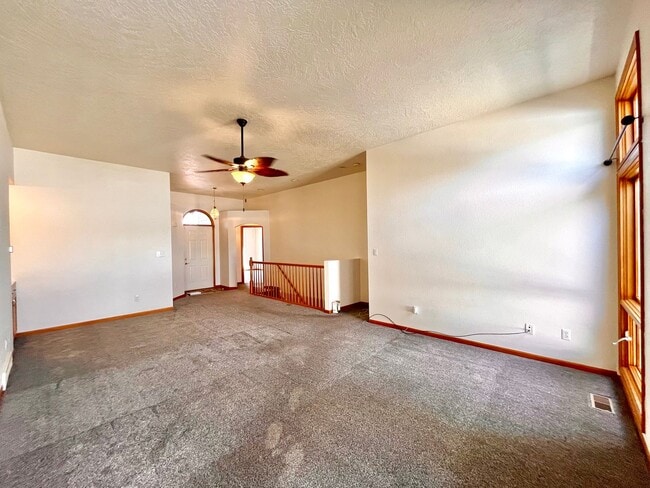 Building Photo - Spacious 3 bedroom/3 bath Townhome with 2 car Attached Garage and Private Yard in Evans, CO