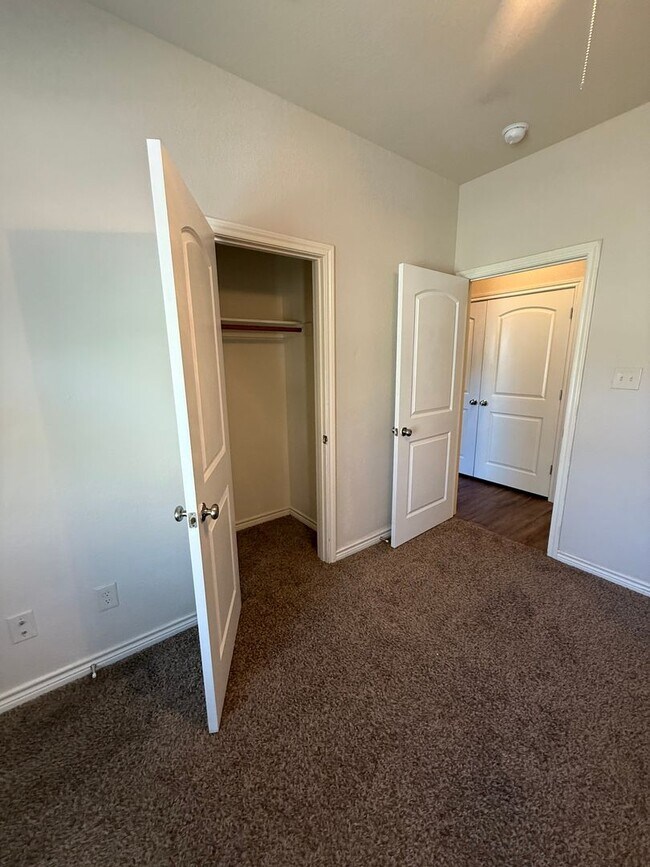 Building Photo - 1208 Country Club Rd