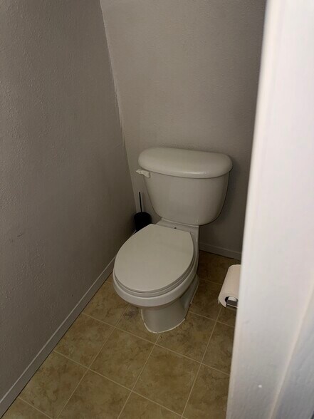 1st floor 1/2 bath - 7526 Banner Ct