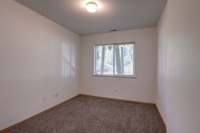 Building Photo - Charming 3 Bedroom Home Nestled Among the Trees in Bonney Lake – Spacious & Private
