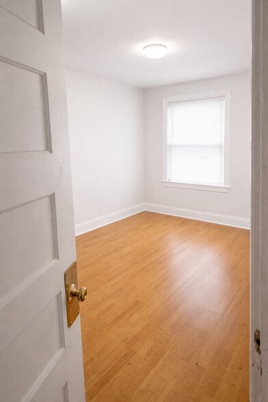 Building Photo - 810 University Ave SE