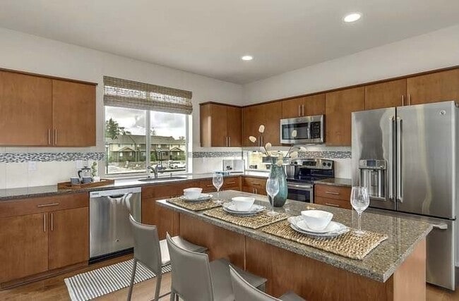 Building Photo - Fantastic and Private corner unit