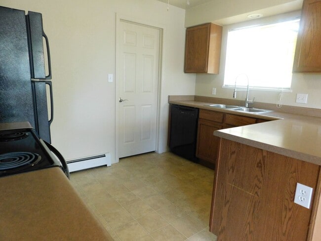 Building Photo - Home in Dove Creek Subdivision