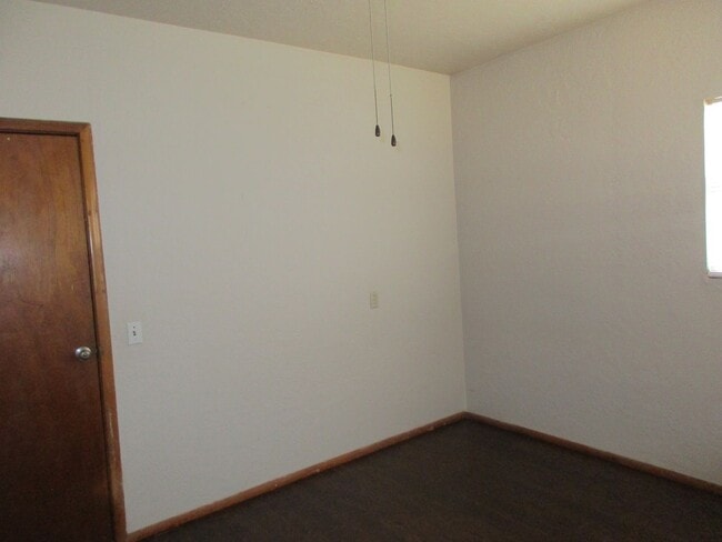 Building Photo - 1 bedroom duplex Across St.from SWOSU
