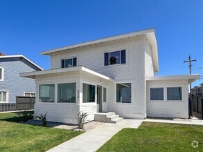 Building Photo - 1920's Charm with Ocean and Pier Views!!