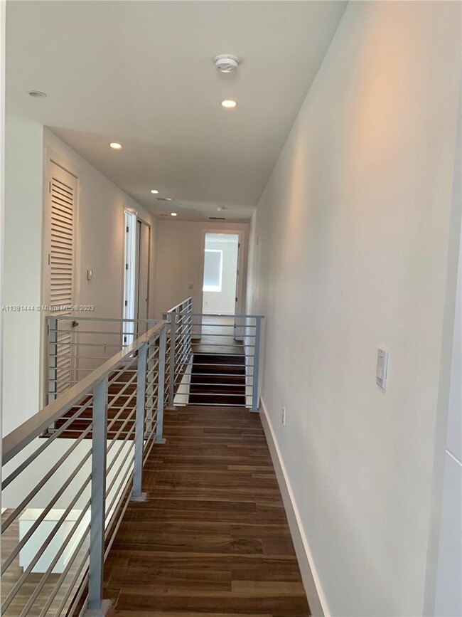 Building Photo - 2852 SW 32nd Ct