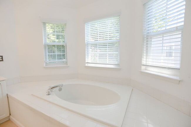 Building Photo - Gorgeous 5 Bedroom Rental in Virginia Beach