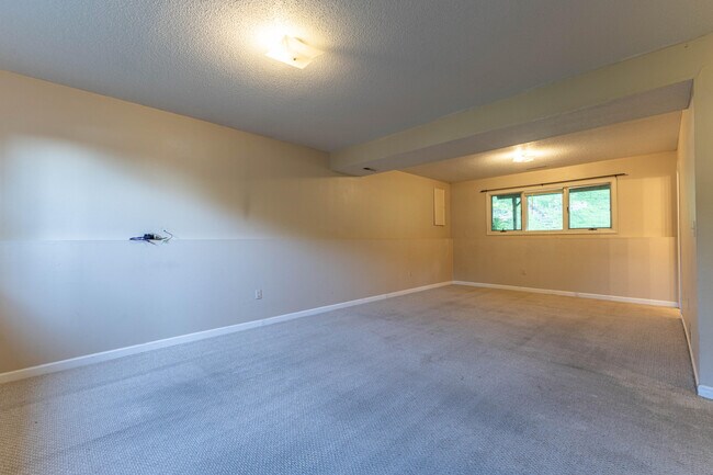 Building Photo - 4371 W Southview Dr